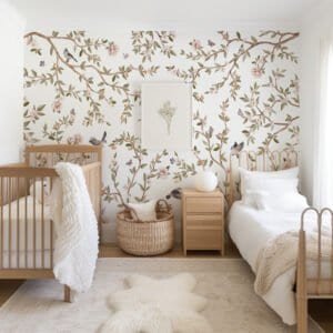 Papel tapiz con patrón de rosas y aves en tono verde claro en habitación infantil - Alchemyst