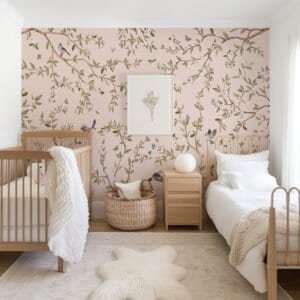 Papel tapiz con patrón de rosas y aves en tono verde claro en habitación infantil - Alchemyst