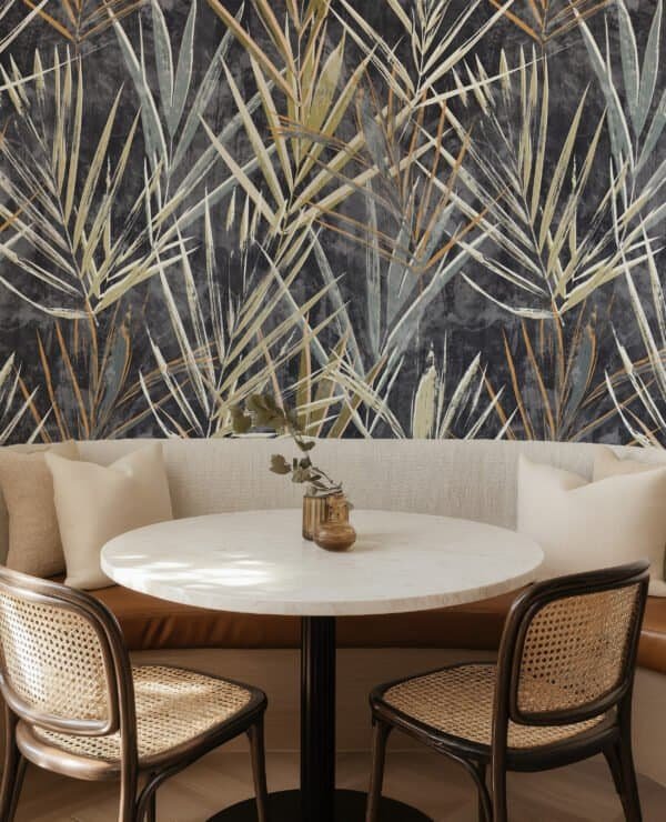 Papel tapiz / empapelado con patrón de hojas de palma en gris y dorado en comedor - Alchemyst