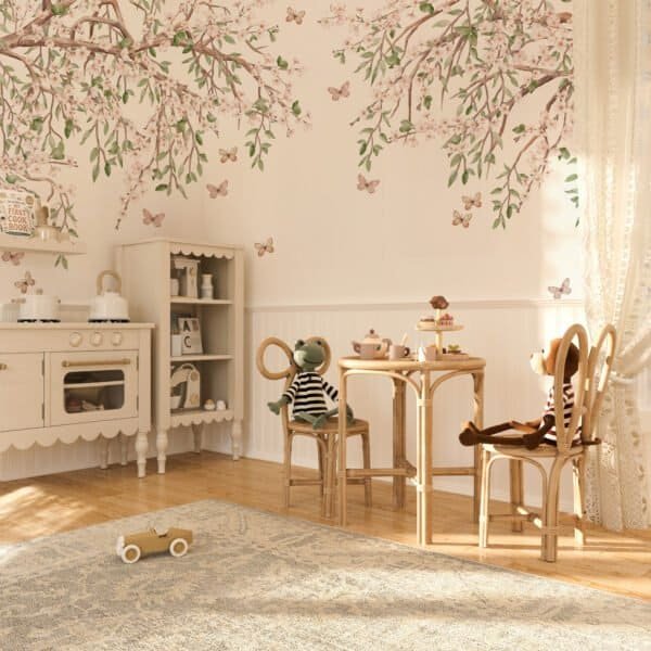 Murales con flores y mariposas en tonos rosa y verde en habitación infantil.
