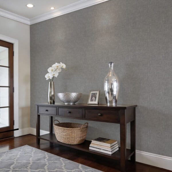 Papel tapiz / empapelado con textura de lino en tonos grises en living - Alchemyst