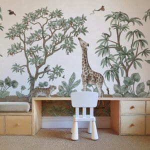 Mural ilustrado de selva con jirafa y tigre en tonos verdes en habitación infantil - Alchemyst