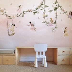 Mural ilustrado de hadas y niños volando en tonos lila en habitación infantil - Alchemyst