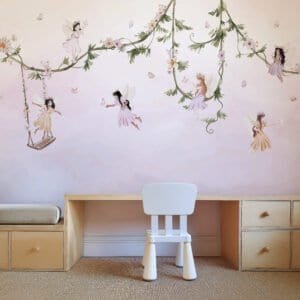 Mural ilustrado de hadas y niños volando en tonos lila en habitación infantil - Alchemyst