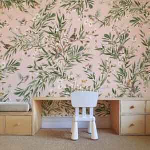 Papel tapiz con patrón de petirrojos y flores en tono rosa en habitación infantil - Alchemyst