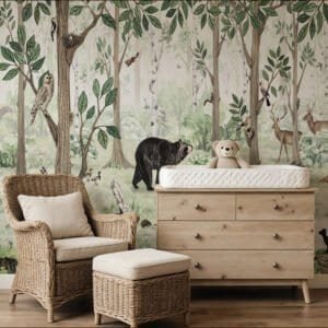 Mural ilustrado de bosque con animales salvajes en tonos verdes en habitación infantil - Alchemyst