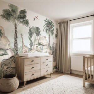 Mural ilustrado de selva con cebras y jirafas en tonos verdes en habitación infantil - Alchemyst