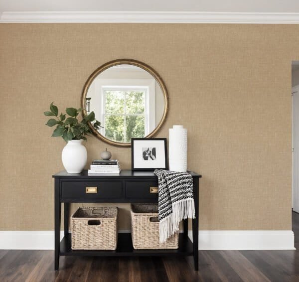 Papel tapiz / empapelado con textura de lino en tonos beige en living - Alchemyst