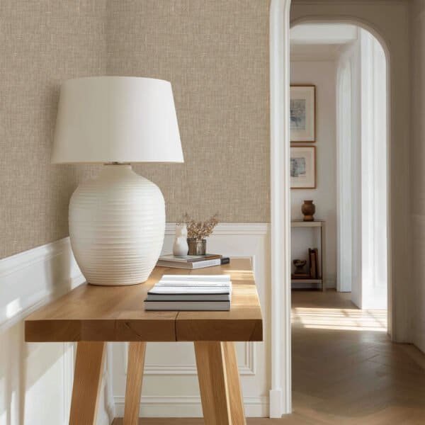 Papel tapiz / empapelado con textura de lino en tonos beige en living - Alchemyst