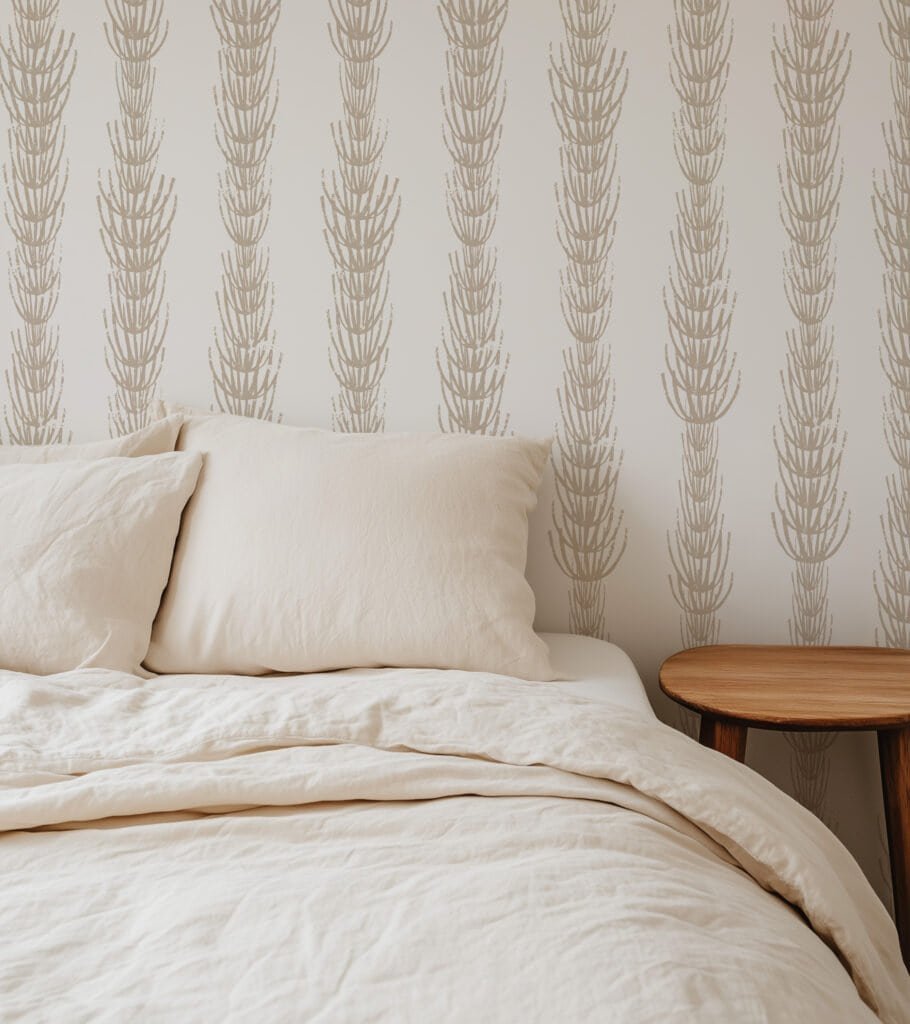 Papel tapiz / empapelado con patrón de espigas verticales en tonos beige en dormitorio - Alchemyst