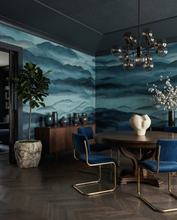 Mural ilustrado de paisaje de montañas con niebla estilo pintura oriental en tonos verde oscuro - Alchemyst