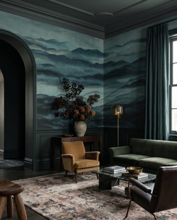 Mural ilustrado de paisaje de montañas con niebla estilo pintura oriental en tonos verde oscuro - Alchemyst