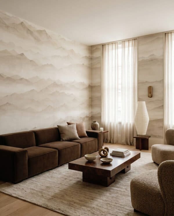 Mural ilustrado de paisaje de montañas con niebla estilo pintura oriental en tonos beige y grises en living - Alchemyst