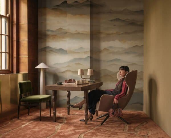 Mural ilustrado de paisaje de montañas con niebla estilo pintura oriental en tonos grises y dorados - Alchemyst