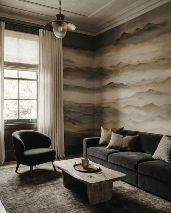 Mural ilustrado de paisaje de montañas con niebla estilo pintura oriental en tonos grises y dorados - Alchemyst