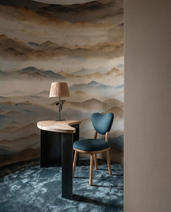 Mural ilustrado de paisaje de montañas con niebla estilo pintura oriental en tonos grises y dorados - Alchemyst