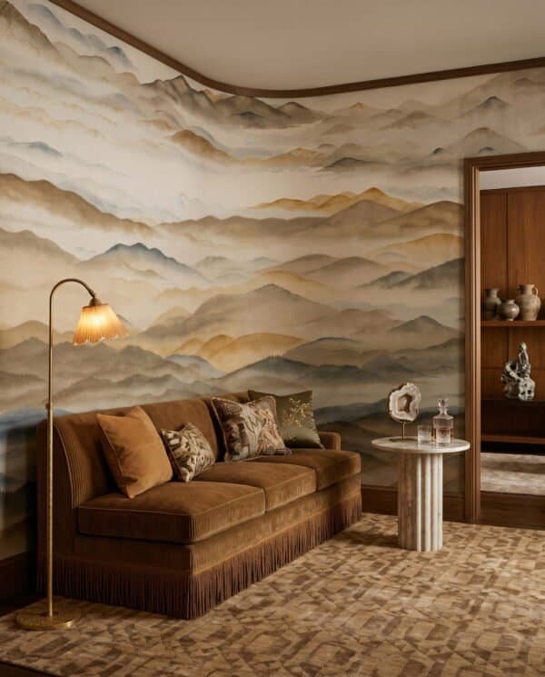 Mural ilustrado de paisaje de montañas con niebla estilo pintura oriental en tonos dorados y sepia - Alchemyst