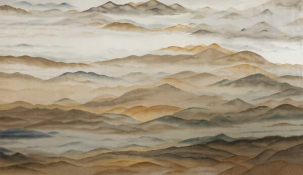 Mural ilustrado de paisaje de montañas con niebla estilo pintura oriental en tonos dorados y sepia - Alchemyst