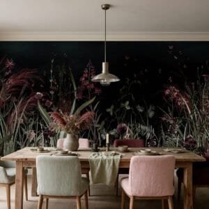 Empapelado mural Meadow Noir de ALCHEMYST aplicado en un comedor
