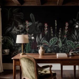 Empapelado mural Red Velvet Noir de ALCHEMYST aplicado en un escritorio